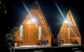 D' Tepi Danau Glamping